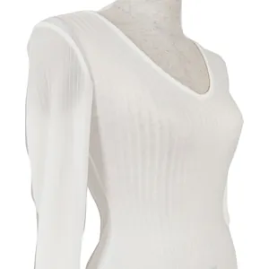 Gedetailleerd zijaanzicht van de witte geribbelde stof van een bodysuit met V-hals