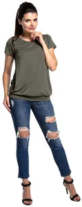 Donna che indossa una maglietta premaman casual verde oliva scuro a girocollo moda