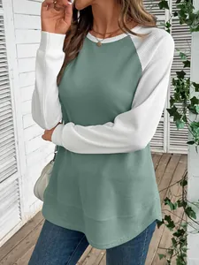 Gros plan d'un t-shirt à manches longues en maille gaufrée vert et blanc texturé