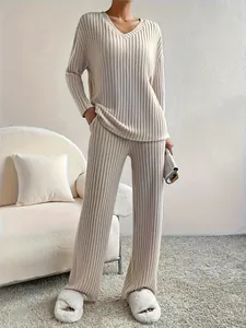 Elegantes beigefarbenes Rippstrick-Lounge-Set für Damen mit V-Ausschnitt und weitem Bein.