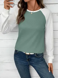 Détail du t-shirt à manches longues en maille gaufrée vert sauge et blanc contrastant