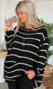 Vue détaillée d'un pull en maille rayé noir et blanc surdimensionné très élégant