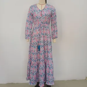 Vue complète d'une robe longue à imprimé paisley, manches longues et cordon à pompons