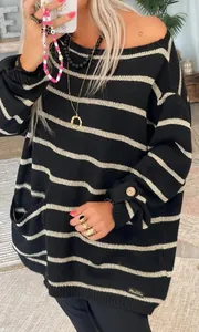 Détail d'un pull en maille rayé noir et blanc surdimensionné avec poches et boutons.