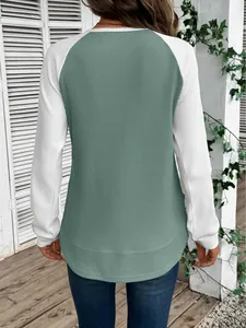 Vue arrière détaillée d'un t-shirt à manches longues en maille gaufrée vert et blanc