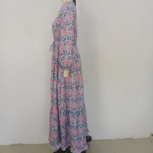 Vue latérale d'une robe longue à manches longues avec imprimé cachemire et volants.