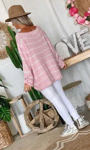 Vue arrière d'un pull en maille rayé rose et blanc surdimensionné pour femme à col rond