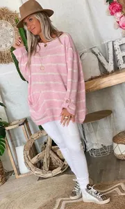 Vue détaillée d'un pull en maille rayé rose et blanc ample porté par un mannequin.