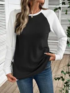 Gros plan d'un t-shirt à manches longues en maille gaufrée avec design bicolore noir et blanc.