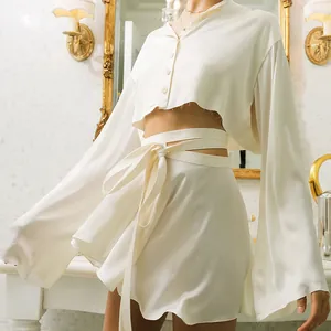 Elegantes weißes Satin-Set aus kurzem Oberteil und Wickelrock mit Bindeband.