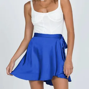 Eleganter leuchtend blauer Satin-Wickelrock mit hoher Taille und Bindeband für den Sommer