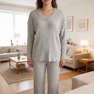 Detailansicht des grauen gerippten Loungewear-Sets mit V-Ausschnitt für Damen im Zimmer.