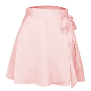 Eleganter Mini-Wickelrock aus rosa Satin mit hoher Taille und seitlicher Schleife zum Binden