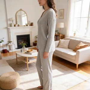 Elegantes graues geripptes Loungewear-Set mit V-Ausschnitt für Damen in gemütlicher Umgebung