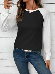Gros plan sur le tissu en maille gaufrée noir et blanc du haut à manches raglan femme
