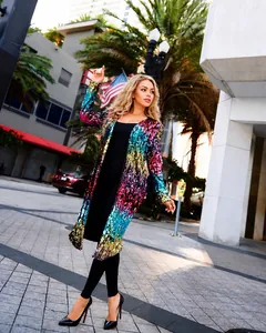 Modelo luciendo una chaqueta larga de lentejuelas multicolores en una calle urbana