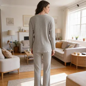 Rückansicht eines grauen gerippten Loungewear-Sets mit Langarm-Oberteil und Hose.