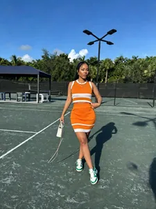 Vista completa del conjunto de punto naranja y blanco con top sin mangas y minifalda