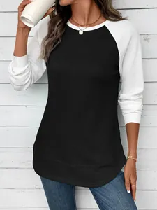 Texture détaillée du t-shirt à manches raglan en maille gaufrée noir et blanc