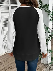 Vue arrière d'un t-shirt gaufré femme avec manches raglan contrastées et élégantes