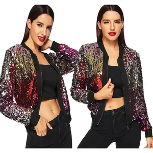 Primer plano de chaqueta bomber de lentejuelas multicolores con ribetes negros de canalé