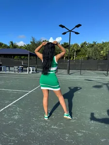 Vista trasera de conjunto de vestido de punto sin mangas con rayas verdes y blancas en pista