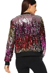Detalle de la espalda de una vibrante chaqueta bomber de lentejuelas con degradado