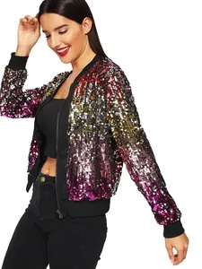 Detalle de una chaqueta de lentejuelas multicolor para mujer con ribetes de punto negro.
