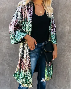 Vista dettagliata del cardigan con paillettes colorate e maniche a campana da donna