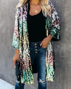 Vista dettagliata di una giacca di paillettes multicolore con maniche a campana