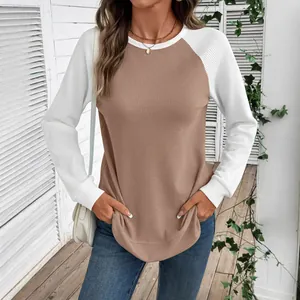 T-shirt à manches longues en tricot gaufré pour femme avec col rond, marron et blanc