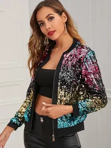 Gedetailleerd overzicht van een kleurrijk pailletten bomberjack met ritssluiting