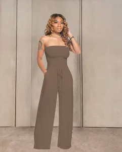 Vue détaillée d'une combinaison femme marron bustier à jambes larges.