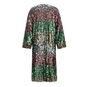 Dettaglio di un cappotto lungo glitterato multicolore da donna con finiture luccicanti