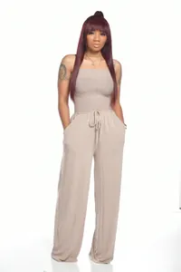 Vue détaillée d'une combinaison bustier beige à jambes larges et taille à cordon coulissant.