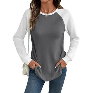 T-shirt femme en maille gaufrée à manches raglan et col rond en gris et blanc