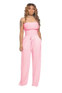 Détail d'une combinaison bustier rose à jambes larges avec taille élastiquée et cordon.