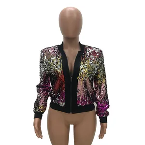 Detalle de chaqueta bomber de lentejuelas arcoíris con ribetes negros en un maniquí