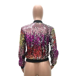 Detalle de la vista trasera de una chaqueta bomber de lentejuelas coloridas