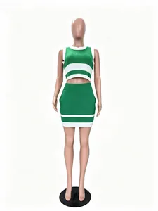 Conjunto de dos piezas de punto a rayas verdes y blancas con top corto sin mangas y minifalda