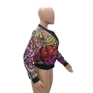 Detalle de una chaqueta bomber de lentejuelas con degradado de colores para mujer y bordes negros