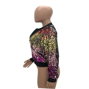 Vista lateral de chaqueta de lentejuelas multicolores con bordes negros