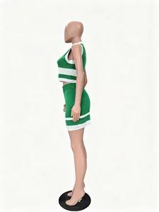 Perfil lateral de un conjunto de punto a rayas verdes y blancas con top corto y falda.