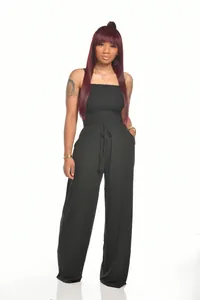 Élégante combinaison bustier noire à jambes larges avec buste smocké et ceinture à nouer.