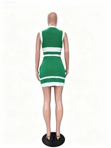 Vista trasera de un conjunto de minifalda de punto sin mangas a rayas verdes y blancas para mujer.