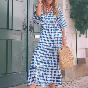 Boho Maxikleid mit blauem Rautenmuster und Puffärmeln in einer Straßenszene im Freien