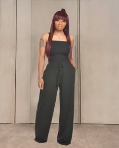 Combinaison bustier noire élégante avec une coupe large et une taille ajustable