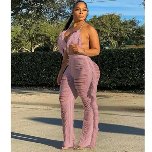 Haut de bikini à franges rose élégant et pantalon de plage en tricot assorti pour femmes.
