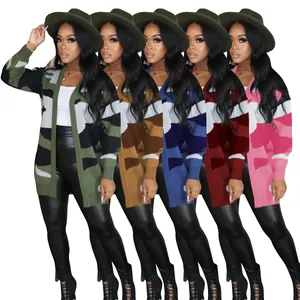 Cardigan casual da donna con motivo mimetico in cinque colori diversi su sfondo bianco