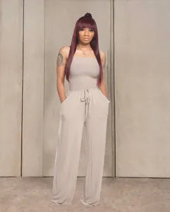 Vue d'ensemble d'une combinaison kaki à bustier et jambes larges avec cordon
